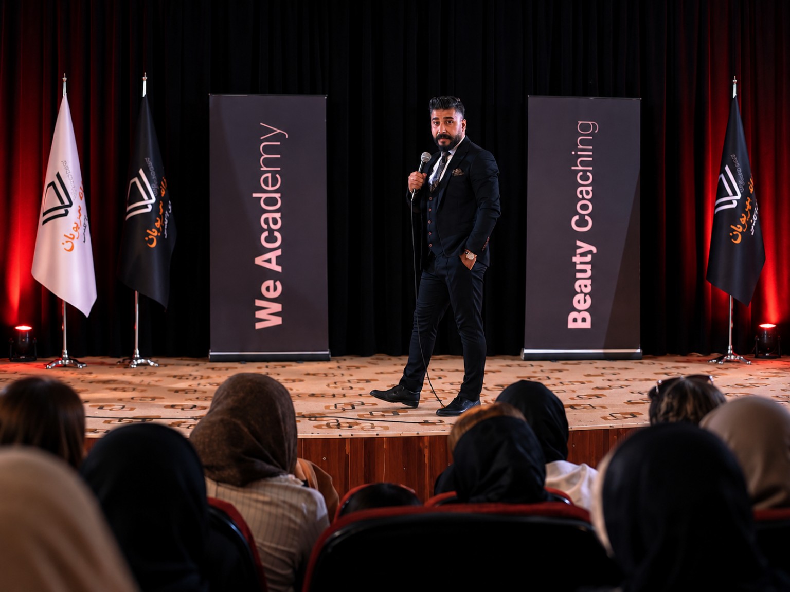 دکتر شاهین پویا در حال سخنرانی در سمینار وی آکادمی