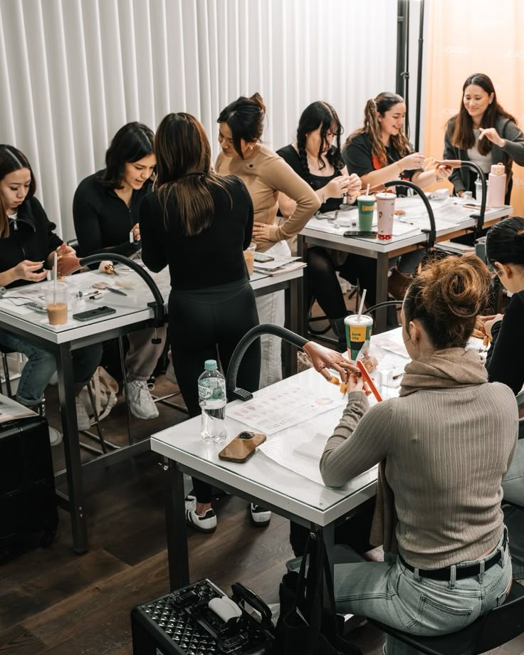 آشنایی با ابزارهای خدمات زیبایی در جلسات آموزشی آرایشگران در کرج