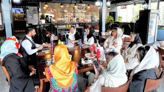 شرکت در سمینارها برای سمینار برندسازی سالن زیبایی